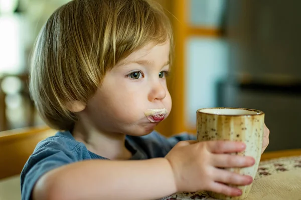 かわいい幼児の男の子は自宅でカフェイン入りのコーヒーを飲んでいます 小さな子供が屋内で熱い飲み物を飲む 子供のための飲料 — ストック写真
