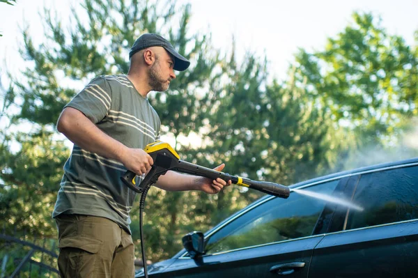 Jongeman Gebruikt Een Waterpistool Zijn Auto Wassen Man Bestuurder Wassen — Stockfoto