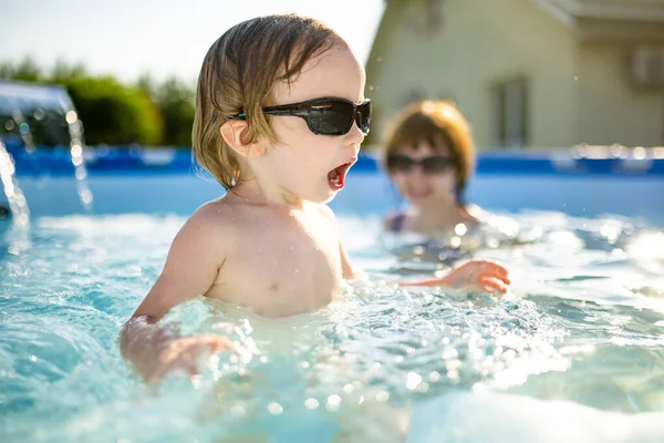 Cuty Komik Çocuk Genç Kız Kardeşi Açık Havuzda Eğleniyorlar Çocuk — Stok fotoğraf