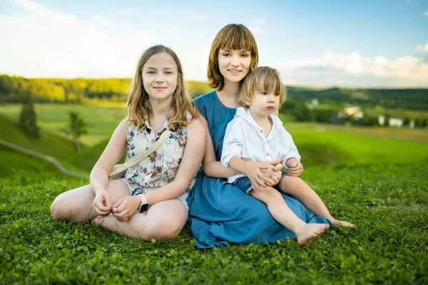 Zwei Große Schwestern Und Ihr Kleiner Bruder Amüsieren Sich Freien — Stockfoto