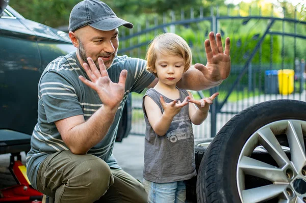Leuke Peuter Jongen Helpt Zijn Vader Auto Wielen Wisselen Hun — Stockfoto