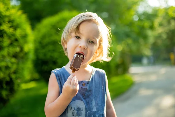 Cute Maluch Chłopiec Jedzenie Smaczne Świeże Lody Świeżym Powietrzu Ciepły — Zdjęcie stockowe