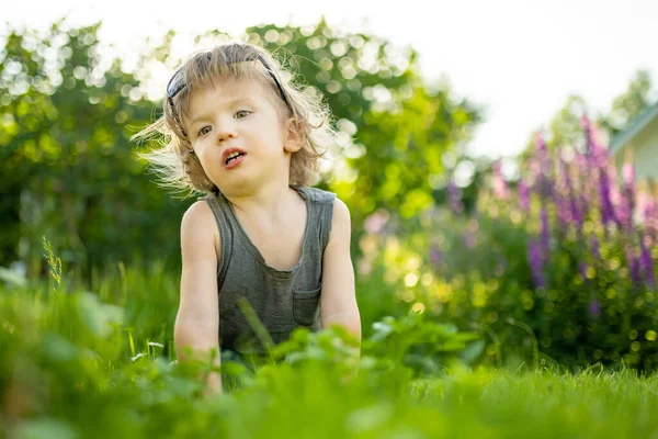 Roztomilý Batole Chlapec Baví Venku Slunečného Letního Dne Dítě Zkoumá — Stock fotografie