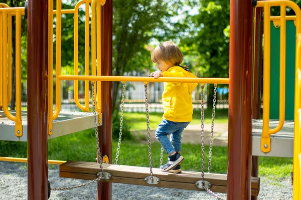 暖かい夏の日に屋外の遊び場で楽しんでいるかわいい幼児の少年 夏の子供のためのアクティブなレジャー — ストック写真