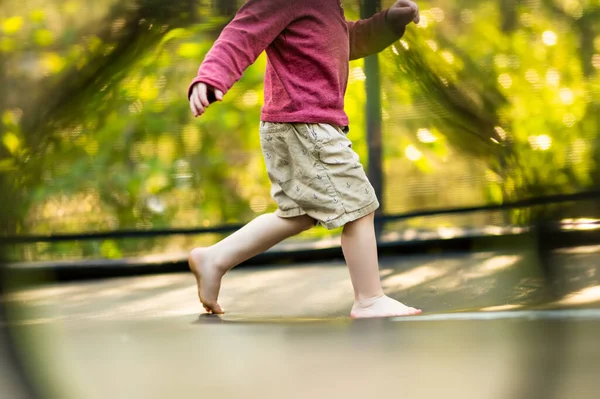 Cute Maluch Chłopiec Skoków Trampolinie Podwórku Ciepły Słoneczny Letni Dzień — Zdjęcie stockowe
