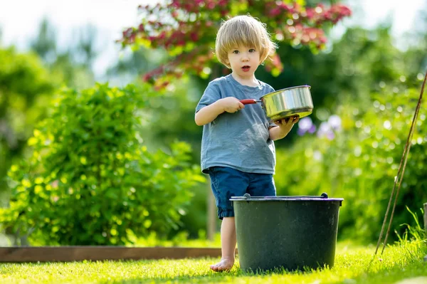 Söt Blond Liten Barn Leker Med Matlagning Gryta Utomhus Trädgården — Stockfoto