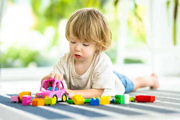 Evdeki Yerde Inşaat Oyuncağıyla Oynayan Tatlı Bir Çocuk Gündüz Kreşinde — Stok fotoğraf