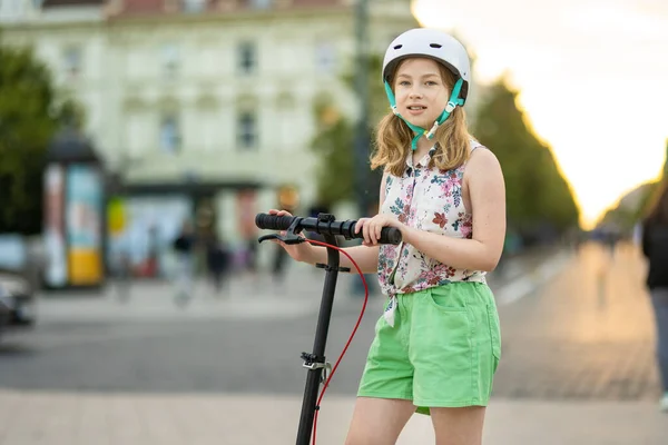 Schattig Jong Meisje Haar Scooter Een Stad Een Zonnige Zomeravond — Stockfoto