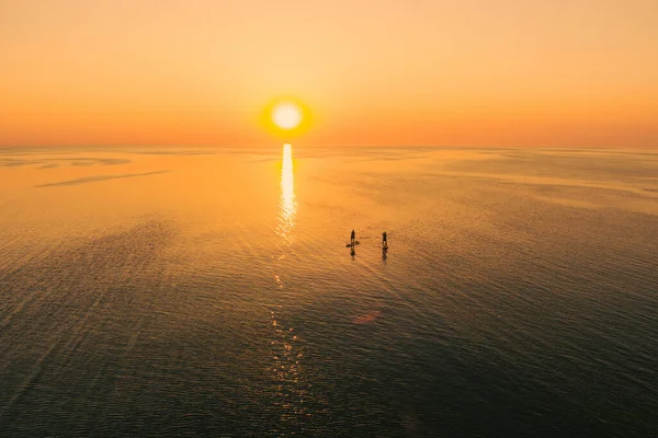Вид Воздуха Двух Человек Гребных Досках Тихом Море Закате Теплый — стоковое фото