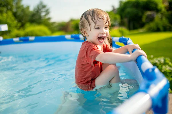 Cuty Engraçado Criança Menino Divertindo Piscina Livre Criança Aprendendo Nadar — Fotografia de Stock