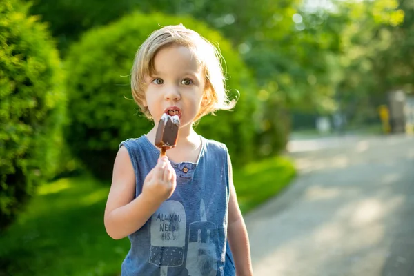 Симпатичный Малыш Ест Вкусное Свежее Мороженое Открытом Воздухе Теплый Солнечный — стоковое фото