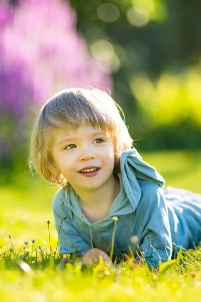Roztomilý Batole Chlapec Baví Venku Slunečného Letního Dne Dítě Zkoumá — Stock fotografie