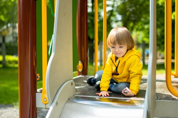 Lindo Niño Que Divierte Parque Infantil Aire Libre Cálido Día — Foto de Stock