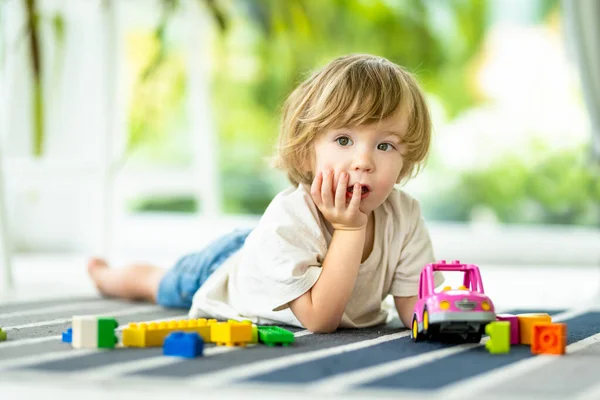 Симпатичный Малыш Играет Блоками Строительной Игрушки Установленной Полу Дома Творческая — стоковое фото