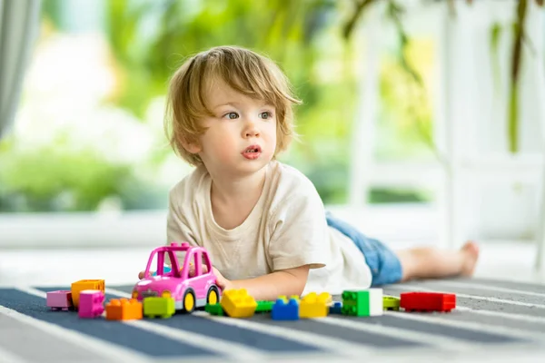 Милий Маленький Хлопчик Грає Блоками Будівельної Іграшки Встановленої Підлозі Вдома — стокове фото