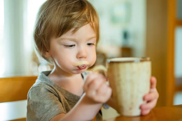可爱的幼儿在家里喝无咖啡因咖啡 小孩子在室内喝热饮 给孩子的饮料 — 图库照片