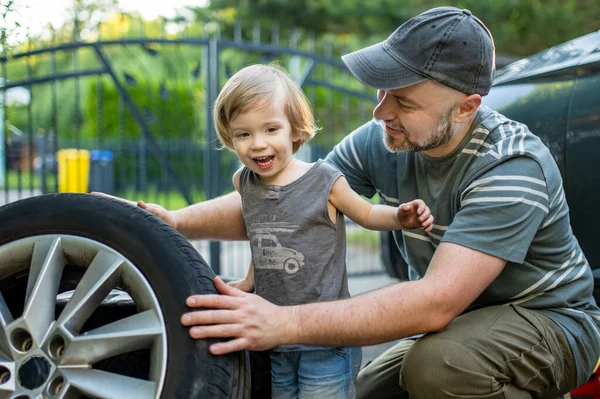 Menino Bonito Ajudando Seu Pai Mudar Rodas Carro Seu Quintal — Fotografia de Stock