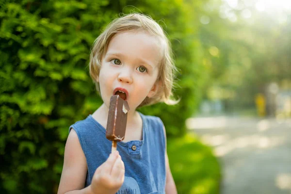 Roztomilý Batole Chlapec Jíst Chutné Čerstvé Zmrzliny Venku Teplého Slunečného — Stock fotografie
