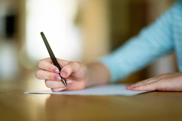 Close Das Mãos Mulher Escrevendo Uma Folha Papel Colocada Mesa Imagem De Stock
