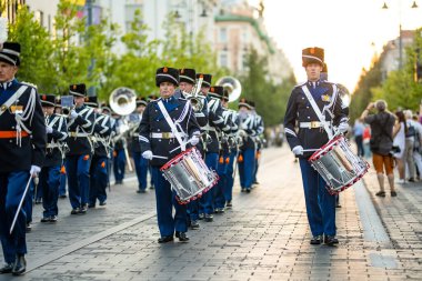 VILNIUS, LITHUANIA - 28 Ağustos 2022: NATO askeri orkestra festivali Vilnius, Litvanya. Festivale Belçika, ABD, Letonya, Polonya, Litvanya, Hollanda ve Almanya katıldı.
