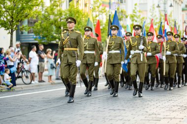 VILNIUS, LITHUANIA - 28 Ağustos 2022: NATO askeri orkestra festivali Vilnius, Litvanya. Festivale Belçika, ABD, Letonya, Polonya, Litvanya, Hollanda ve Almanya katıldı.