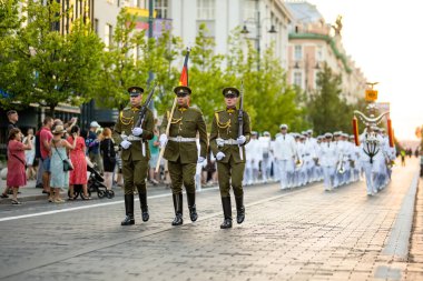 VILNIUS, LITHUANIA - 28 Ağustos 2022: NATO askeri orkestra festivali Vilnius, Litvanya. Festivale Belçika, ABD, Letonya, Polonya, Litvanya, Hollanda ve Almanya katıldı.