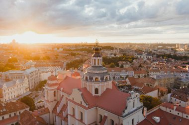 Kuzey Avrupa 'nın en büyük ortaçağ kasabalarından Vilnius Old Town' un havadan görünüşü. Litvanya 'nın Vilnius şehrinin UNESCO tarafından işlenmiş yaz manzarası