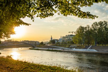 Vilnius 'un güzel manzarası. Eski kasaba. Yaz akşamı Neris nehrinin kıyısından alındı..