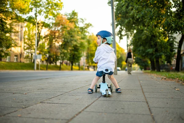 夏の日に屋外のベビースクーターに乗る面白い幼児の少年 ミニバイクで子供のトレーニングバランス 小さな子供のための夏の活動 — ストック写真