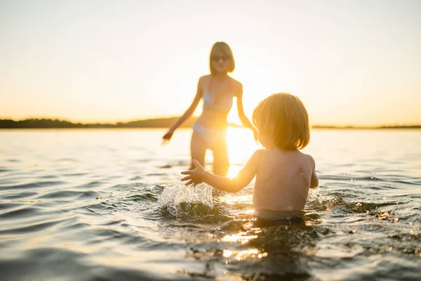 炎热的夏天 可爱的小男孩和他十几岁的妹妹在湖边玩耍 可爱的孩子在暑假期间在户外玩得很开心 为儿童开展的水活动 — 图库照片