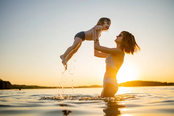 Menino Bonito Sua Irmã Adolescente Tocando Lago Dia Quente Verão — Fotografia de Stock