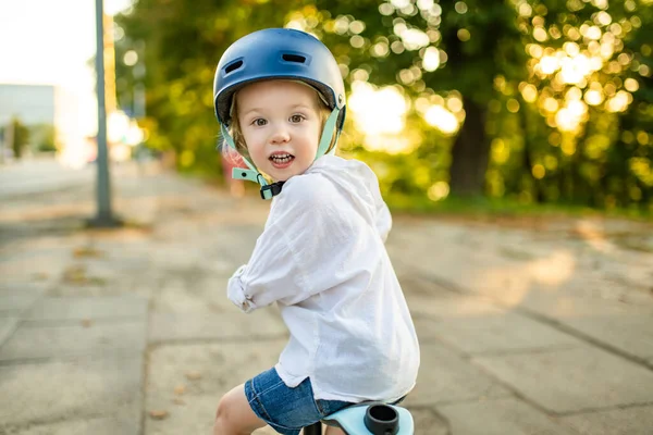 夏天的一天 小孩子骑着婴儿车在户外玩耍 真有趣 孩子们在小型自行车上训练平衡 幼儿暑期活动 — 图库照片