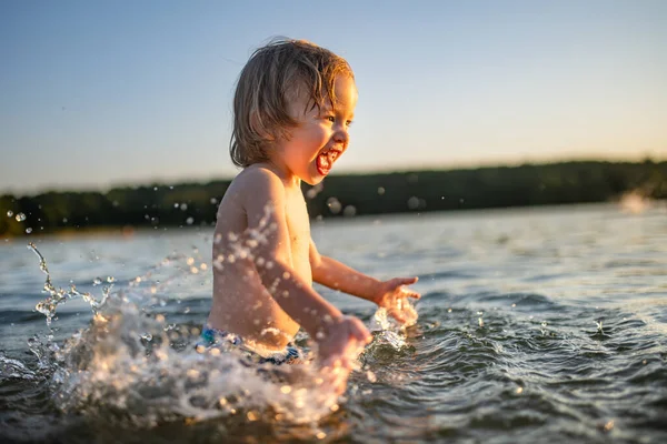Menino Bonito Brincando Perto Lago Dia Quente Verão Criança Adorável — Fotografia de Stock