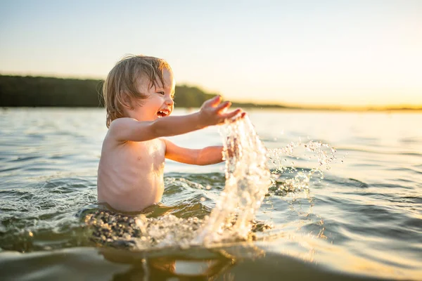 Lindo Niño Jugando Junto Lago Caluroso Día Verano Adorable Niño —  Fotos de Stock