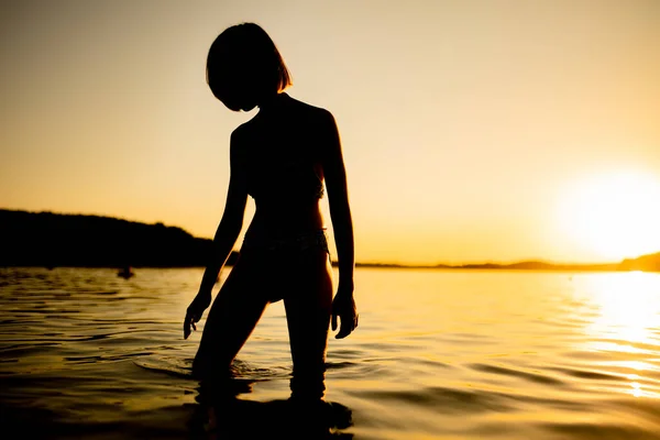 Silhouette Belle Adolescente Amusant Bord Lac Lors Une Soirée Été — Photo