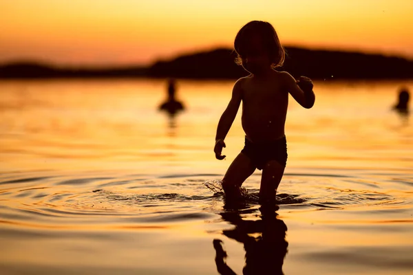 Милый Мальчик Играет Озере Летнем Закате Очаровательный Ребенок Веселится Открытом — стоковое фото