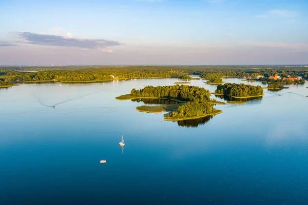 リトアニアのトラカイに位置する水上ベースの観光客 ダイバー 休日のメーカーの間で最も人気のある湖であるガルヴェ湖の美しい空中ビュー — ストック写真