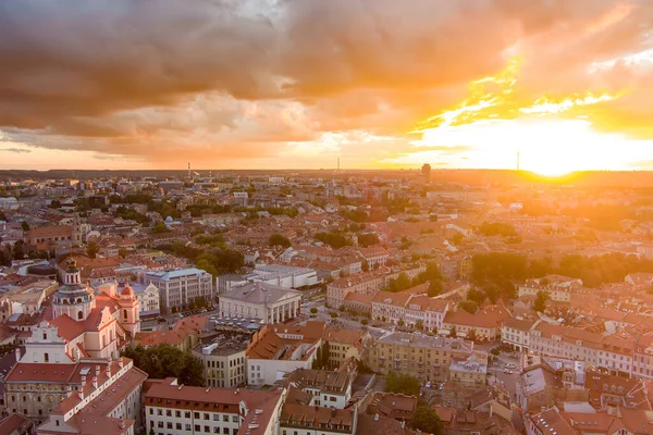 ヴィリニュス旧市街の空中ビュー 北ヨーロッパで最大の現存する中世の古い町の一つ リトアニアヴィリニュスのユネスコ世界遺産の旧市街の夏の風景 — ストック写真