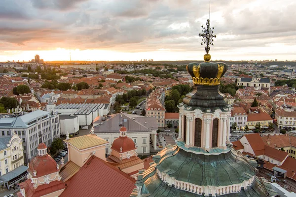 ヴィリニュス旧市街の空中ビュー 北ヨーロッパで最大の現存する中世の古い町の一つ リトアニアヴィリニュスのユネスコ世界遺産の旧市街の夏の風景 — ストック写真