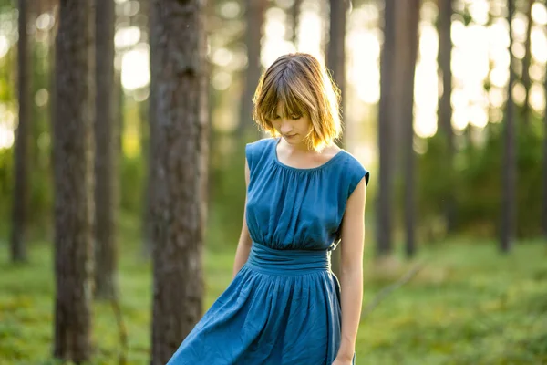 Очаровательная Молодая Девушка Развлекается Лесу Счастливый Подростковый Портрет Летнем Парке — стоковое фото
