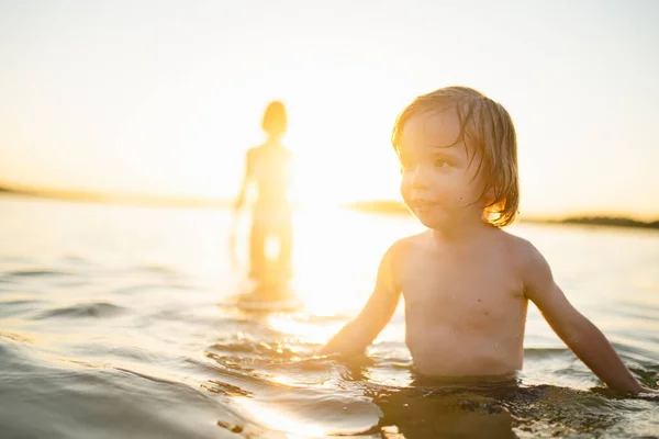 Tatlı Çocuk Genç Kız Kardeşi Sıcak Yaz Gününde Gölün Kenarında — Stok fotoğraf