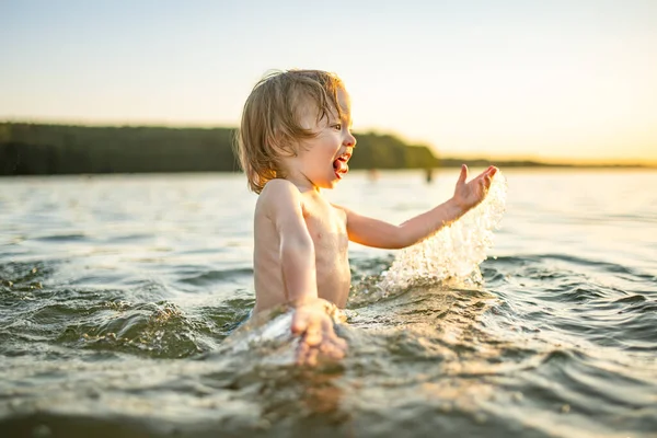 Милый Мальчик Играет Озере Жаркий Летний День Очаровательный Ребенок Веселится — стоковое фото