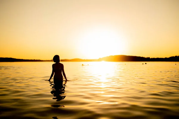 Silhouette Bella Ragazza Adolescente Che Diverte Vicino Lago Nella Calda — Foto Stock