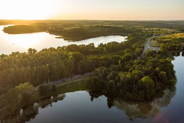 リトアニアのトラカイに位置する水上ベースの観光客 ダイバー 休日のメーカーの間で最も人気のある湖であるガルヴェ湖の美しい空中ビュー — ストック写真