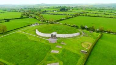 İrlanda 'nın Meath ilçesinde bulunan Neolitik dönemde inşa edilmiş tarih öncesi bir anıt olan Newgrange' ın hava manzarası. İrlanda 'nın en popüler turistik merkezlerinden biri olan UNESCO Dünya Mirası