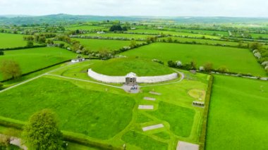 İrlanda 'nın Meath ilçesinde bulunan Neolitik dönemde inşa edilmiş tarih öncesi bir anıt olan Newgrange' ın hava manzarası. İrlanda 'nın en popüler turistik merkezlerinden biri olan UNESCO Dünya Mirası