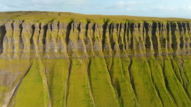 Benbulbin 'in havadan görünüşü, diğer adıyla Benbulben veya Ben Bulben, simgesel simge, büyük düz uçlu nunatak kaya oluşumu. Wild Atlantic Way, County Sligo, İrlanda 'daki muhteşem kostüm sürüş rotası.