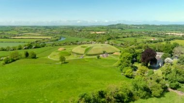 İrlanda 'daki en büyük ve en dikkate değer antik anıt olan Knowth' un havadan görünüşü. Bru na Boinne Dünya Mirası Bölgesi 'nin bir parçası olan, Boyne Nehri Vadisi' nin muhteşem tarih öncesi geçit mezarları..