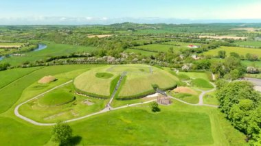 İrlanda 'daki en büyük ve en dikkate değer antik anıt olan Knowth' un havadan görünüşü. Bru na Boinne Dünya Mirası Bölgesi 'nin bir parçası olan, Boyne Nehri Vadisi' nin muhteşem tarih öncesi geçit mezarları..