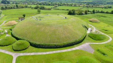 İrlanda 'daki en büyük ve en dikkate değer antik anıt olan Knowth' un havadan görünüşü. Bru na Boinne Dünya Mirası Bölgesi 'nin bir parçası olan, Boyne Nehri Vadisi' nin muhteşem tarih öncesi geçit mezarları..